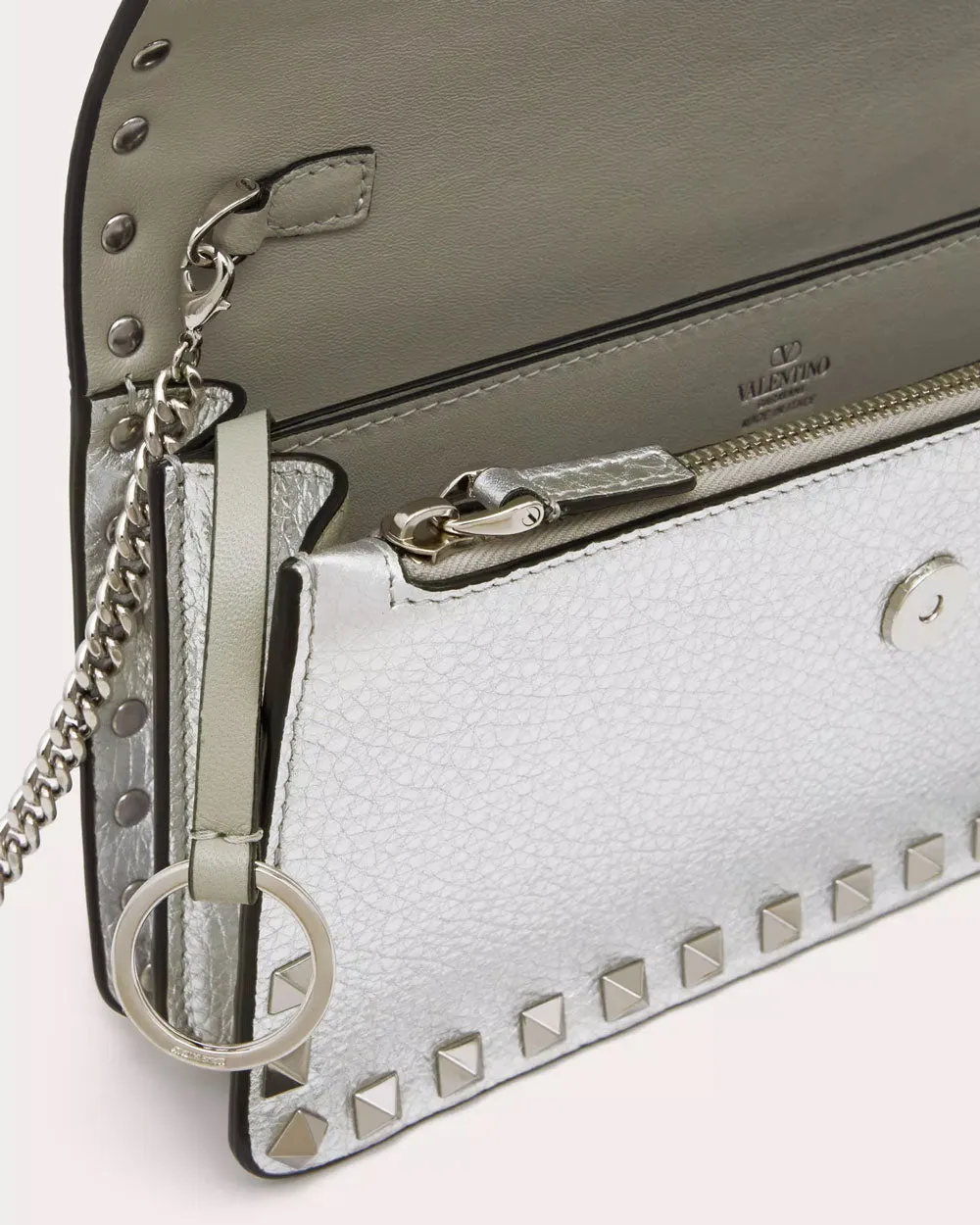 Rockstud Metallic Grainy Calfskin Wallet on Chain in Silver