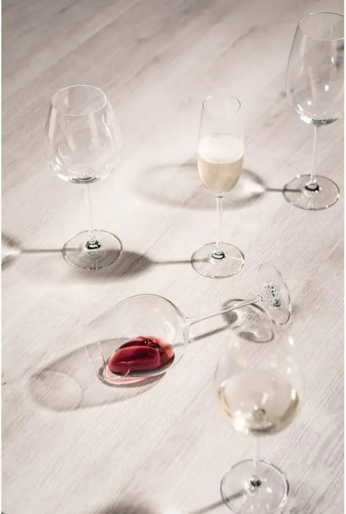 Schott Zwiesel Bordeaux Red Wine Glass Vinos (Set of 4), Graceful Bordeaux Glasses for Red Wine, Dishwasher Safe Tritan Crystal Glasses, Made in Germany (Item No. 130009), Clear
