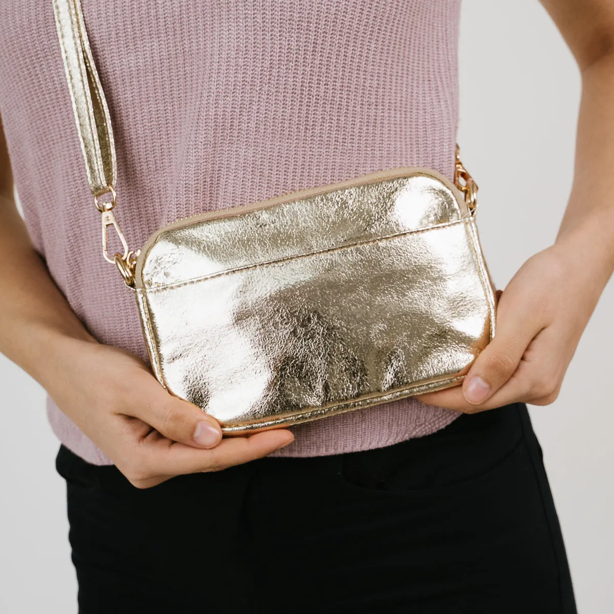 Zwart Stijlvol Metallic Tasje (18x13 cm) – Het Perfecte Cadeau voor de Feestdagen